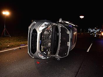 Im Landkreis Lichtenfels hat sich in der Nacht von Samstag auf Sonntag ein schwerer Unfall ereignet. Auf der B289 erfasste eine 78-J&auml;hrige  einen betrunkenen 20-J&auml;hrigen mit ihrem Wagen.  Foto:  Merzbach / News5