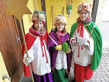 Sie bringen den Segen in die Häuser und sammeln Spenden: die Sternsinger Julia, Ida und Lena (v. li.) Foto: Susanne Deuerling