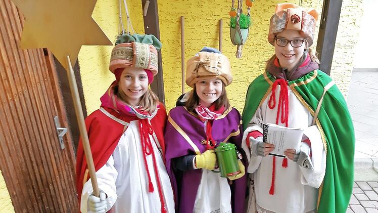 Sie bringen den Segen in die Häuser und sammeln Spenden: die Sternsinger Julia, Ida und Lena (v. li.) Foto: Susanne Deuerling