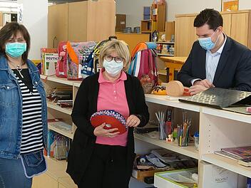 Elke Saller, Barbara Kammerscheid und Dominik Sauerteig sichten Waren im Sozialkaufhaus "Hartz & Herzlich". Am Montag, 27. April, öffnet das Geschäft wieder (Montag bis Freitag von 9 bis 12 Uhr). Foto: Simone Bastian