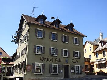Das Haus des ehemaligen Gasthofs "Rose" am Marktplatz in Gößweinstein  soll wiederbelebt  werden. Foto: Thomas Weichert