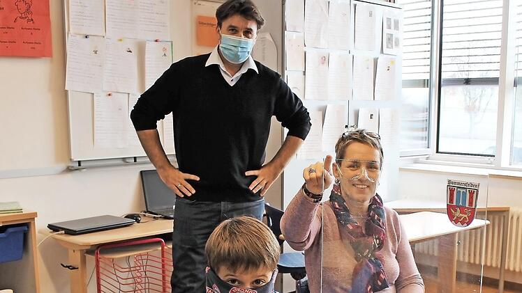 Wie Luca aus der Klasse 3a werden künftig alle Schüler der Grundschule Pommersfelden durch transparente Scheiben voneinander getrennt sein. Im Bild rechts Schulleiterin Cordula Schmeidl, hinten Bürgermeister Gerd Dallner. Foto: Evi Seeger