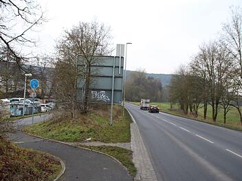 Die B 287 wird in Münnerstadt keinen Kreisverkehr bekommen. In der Äußeren Lache (rechts) soll ausschließlich das Feuerwehrgerätehaus entstehen. Der Parkplatz in der Inneren Lache (links) wird neu gestaltet. Foto: Thomas Malz