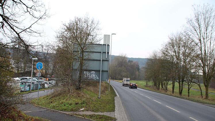 Die B 287 wird in Münnerstadt keinen Kreisverkehr bekommen. In der Äußeren Lache (rechts) soll ausschließlich das Feuerwehrgerätehaus entstehen. Der Parkplatz in der Inneren Lache (links) wird neu gestaltet. Foto: Thomas Malz