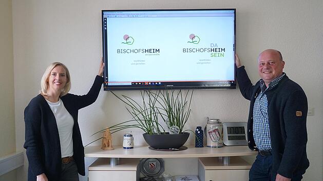 Vorstellung des neuen Logos, der Wort-Bildmarke, der Stadt Bischofsheim durch B&uuml;rgermeister Georg Seiffert und die neue Tourismus- und Stadtmarketing Leiterin Cornelia Paul. Foto: Marion Eckert