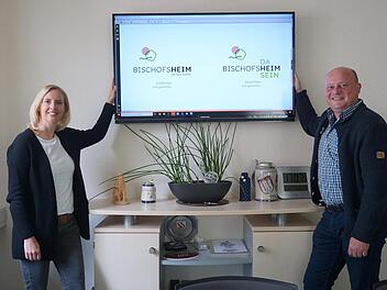 Vorstellung des neuen Logos, der Wort-Bildmarke, der Stadt Bischofsheim durch Bürgermeister Georg Seiffert und die neue Tourismus- und Stadtmarketing Leiterin Cornelia Paul. Foto: Marion Eckert