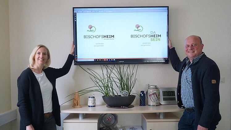 Vorstellung des neuen Logos, der Wort-Bildmarke, der Stadt Bischofsheim durch Bürgermeister Georg Seiffert und die neue Tourismus- und Stadtmarketing Leiterin Cornelia Paul. Foto: Marion Eckert