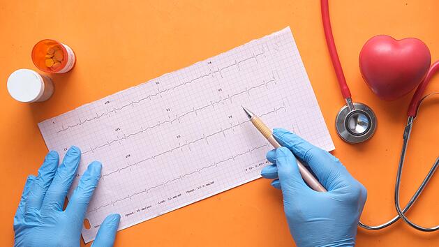 Bei einem Herzinfarkt erfolgt noch im Rettungswagen das Messen des Blutdrucks und ein EKG.
