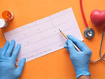 Bei einem Herzinfarkt erfolgt noch im Rettungswagen das Messen des Blutdrucks und ein EKG.