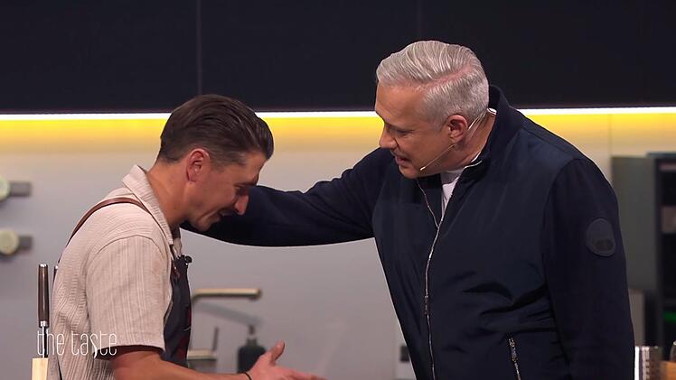 Bitte nicht weinen: Alexander Herrmann zeigt Herz und holt Alfred, der eigentlich schon ausgeschieden war, doch noch zurück in die Show.