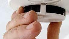 Dieser Handgriff kann lebensrettend sein. Hier wird ein Rauchmelder installiert. Foto: Kai Remmerss/dpa