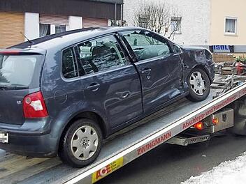 Der Polo des Unfallverursachers musste abgeschleppt werden.  Fotos: Heike Schülein