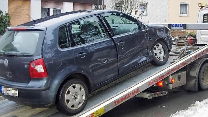Der Polo des Unfallverursachers musste abgeschleppt werden.  Fotos: Heike Schülein