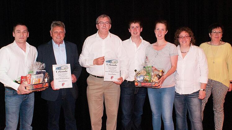 F&uuml;r ihre besonderen Verdienste zu Ehrenmitgliedern ernannt (von links): Laudator Heiko Schneider, die Ehrenmitglieder Winfried Burger und Wolfgang Frantzen, Laudatoren Sebastian Gl&uuml;ckert, Carina Stubenrauch sowie die Zweite Vorsitzende Sabine Bopp und die Erste Vorsitzende Claudia Gl&uuml;ckert.