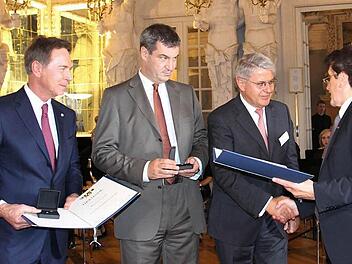 IHK-Präsident Friedrich Herdan (rechts) überreichte die Urkunden an Michael Stoschek (links) und Rolf-Peter Hoenen (zweiter von rechts). Bayerns Finanzminister Markus söder überreichte die Ehrennadeln, die höchst Auszeichnung, die die IHK zu Coburg vergeben kann. Fotos: Simone Bastian