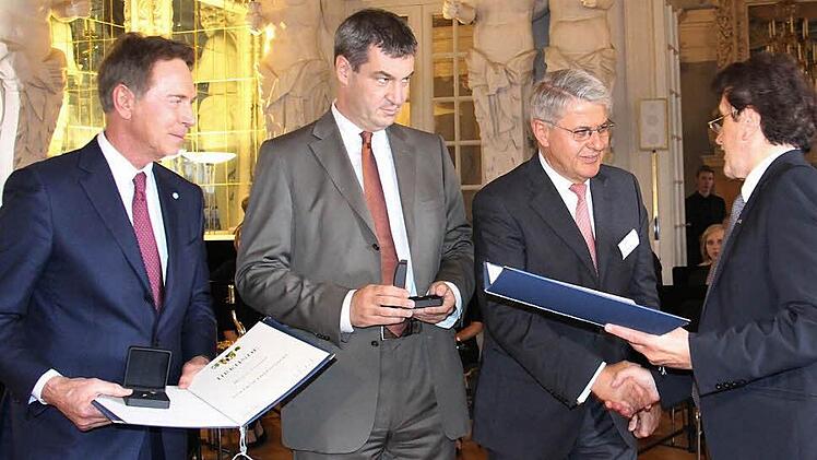 IHK-Präsident Friedrich Herdan (rechts) überreichte die Urkunden an Michael Stoschek (links) und Rolf-Peter Hoenen (zweiter von rechts). Bayerns Finanzminister Markus söder überreichte die Ehrennadeln, die höchst Auszeichnung, die die IHK zu Coburg vergeben kann. Fotos: Simone Bastian