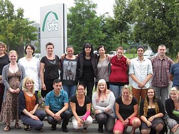 Absolventen der Altenpflegehilfe (von links): Manuela Karch, Meike Bürgel, Regina Schneider (Lehrkräfte), Silvia Steppat, David Wohlmann, Alexandra Hess, Melanie Burkard, Carmen Krug, Anna-Katharina Walther, Julia Stäblein, Lisa Schillig, Kerstin Mottl, Matthias Pegert, Konstanze Röder, Christopher Williams, Jasmin Dehn und Frank Klein.  Foto: privat