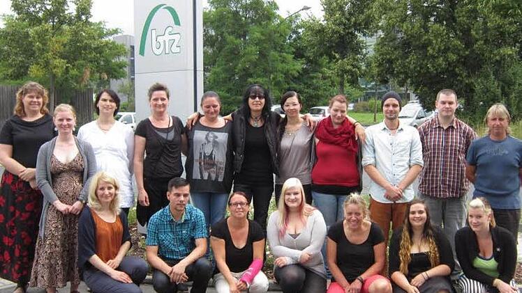 Absolventen der Altenpflegehilfe (von links): Manuela Karch, Meike Bürgel, Regina Schneider (Lehrkräfte), Silvia Steppat, David Wohlmann, Alexandra Hess, Melanie Burkard, Carmen Krug, Anna-Katharina Walther, Julia Stäblein, Lisa Schillig, Kerstin Mottl, Matthias Pegert, Konstanze Röder, Christopher Williams, Jasmin Dehn und Frank Klein.  Foto: privat