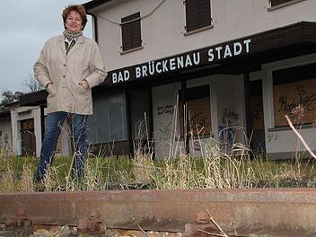 Die Stadt Bad Brückenau will schon seit Jahren das Areal um den Bahnhof herum umgestalten. Nun kann Bürgermeisterin Brigitte Meyerdierks die Pläne wieder aus der Schublade hervorholen. Foto: Ulrike Müller