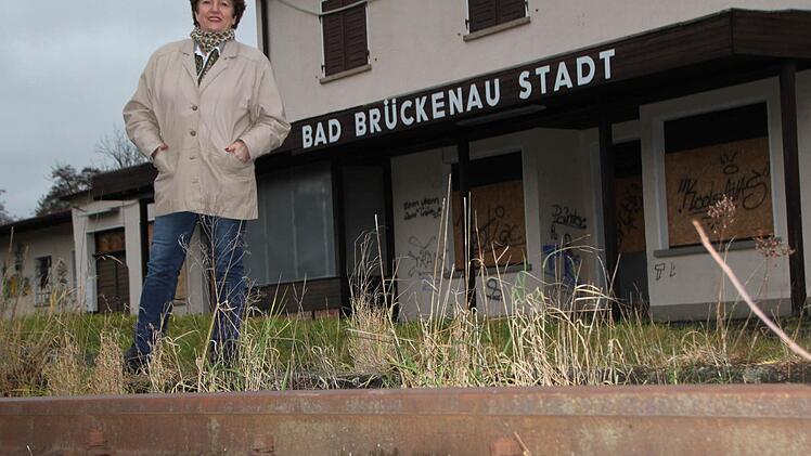 Die Stadt Bad Brückenau will schon seit Jahren das Areal um den Bahnhof herum umgestalten. Nun kann Bürgermeisterin Brigitte Meyerdierks die Pläne wieder aus der Schublade hervorholen. Foto: Ulrike Müller