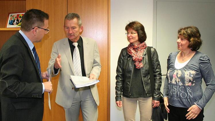 Willi Wahl (2. v. l.), Claudia Thomas und Petra Ruff (r.) legten noch einmal ihre Argumente dar, als sie Karsten Fischkal die Unterschriftenlisten übergaben. Foto: Evi Seeger
