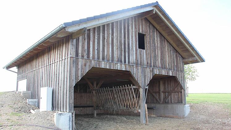 Der Wildunterstand ist in den Hang eingelassen. Das bietet den Hirschen bei der Hitze des Sommers Kühlung, im Winter Schutz vor dem eisigen Wind.  Foto: Friedwald Schedel