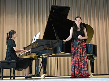 Perfekt aufeinander abgestimmt: Pianistin Yiaoyi Wan (links) und Sporanistin Hongyü Xing. Fotos: Björn Hein