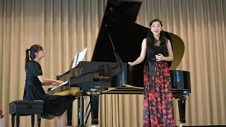 Perfekt aufeinander abgestimmt: Pianistin Yiaoyi Wan (links) und Sporanistin Hongyü Xing. Fotos: Björn Hein