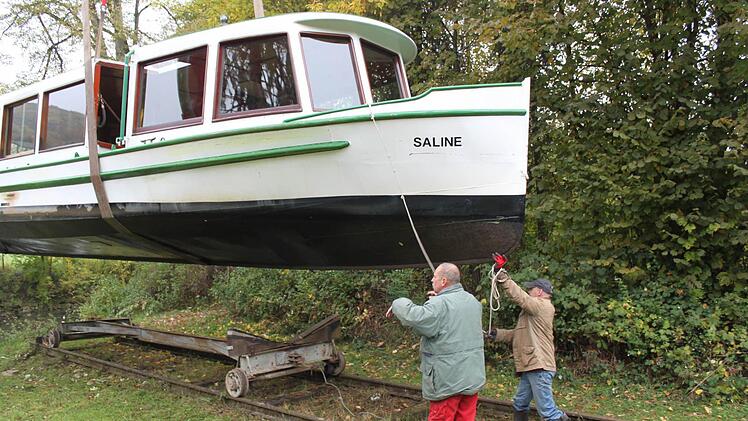 Das Boot wird auf den Wagen herabgelassen. Foto: Mäuser