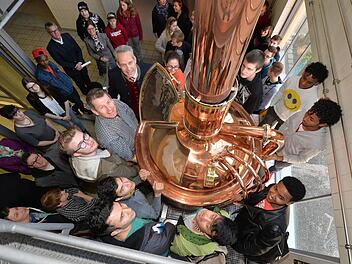 Eine Holztechnikerklasse und die Integrationsklasse des Berufsschulzentrums Kulmbach sowie eine Klasse der Wirtschaftsschule aus Neuenmarkt besuchte das Präventionsseminar im Brauereimuseum.  Im Bild die Schüler und Seminar-Verantwortlichen. Foto: Ronald Rinklef