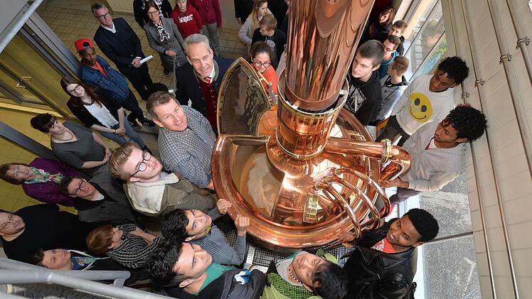 Eine Holztechnikerklasse und die Integrationsklasse des Berufsschulzentrums Kulmbach sowie eine Klasse der Wirtschaftsschule aus Neuenmarkt besuchte das Präventionsseminar im Brauereimuseum.  Im Bild die Schüler und Seminar-Verantwortlichen. Foto: Ronald Rinklef