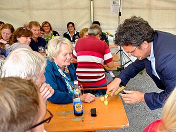 Kabarettist Martin Guth hatte eine fiktive Tante und Onkel im Zelt entdeckt und dort die Eierlikörparty eröffnet. Foto: Gerd Schaar