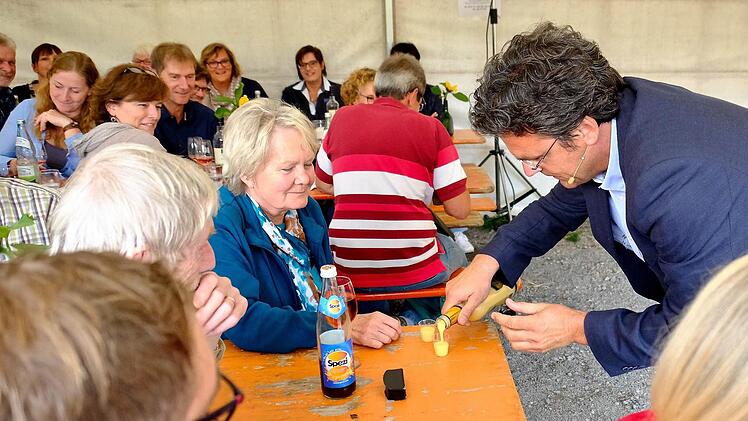 Kabarettist Martin Guth hatte eine fiktive Tante und Onkel im Zelt entdeckt und dort die Eierlikörparty eröffnet. Foto: Gerd Schaar