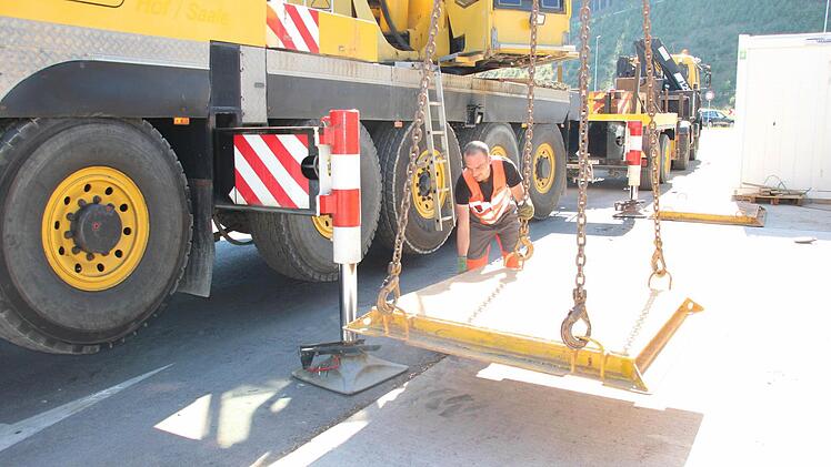 Die Lastverteiler für die Pratzen des 100-Tonnen-Krans werden platziert. Foto: Friedwald Schedel