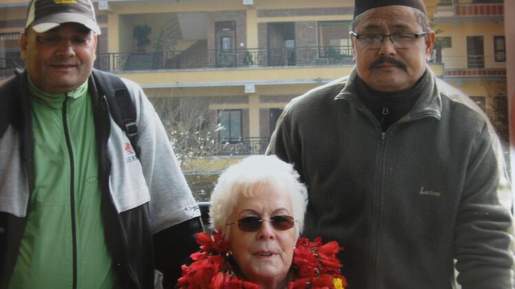 Shailendra Basnet und Jagat Tamang sind die nepalesischen Begleiter und Freunde der deutschen Spendensammlerin Margret Thalmann.