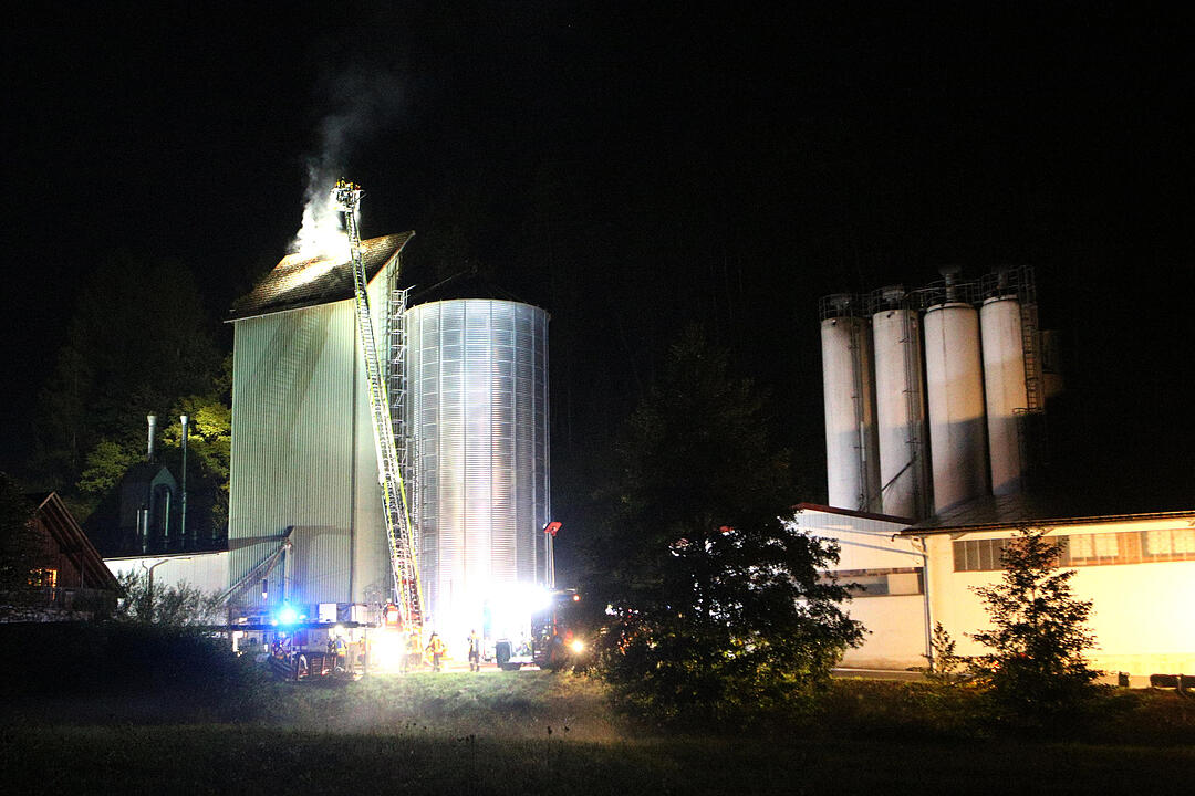 Großeinsatz in Draisendorf: Brand und Verpuffung bei Mühle – großer Schaden