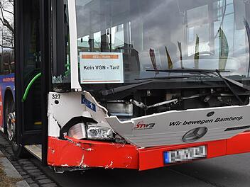 Die Fahrgäste im Linienbus blieben bei dem Unfall unverletzt  Foto: R. Rinklef