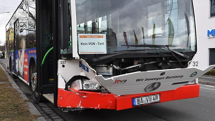 Die Fahrgäste im Linienbus blieben bei dem Unfall unverletzt  Foto: R. Rinklef
