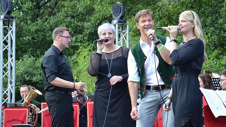 Uli Scherbel pr&auml;sentierte mit Diana L&ouml;ffler und Diana Ferenz &quot;Erinnerungen an Ernst             Mosch&quot;, dirigiert von Daniel Hilbert.privat