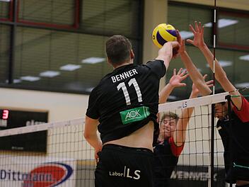 Prägende Figur im Team der Hammelburg Volleys: Seine gute Form unterstrich Oscar Benner (vorne) mit vielen, teils spektakulären Angriffsaktionen beim 3:0-Erfolg über Rüsselsheim. Obendrauf gab es den vorzeitigen Klassenerhalt.Jens Feistel