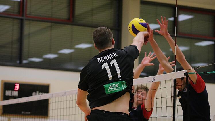 Prägende Figur im Team der Hammelburg Volleys: Seine gute Form unterstrich Oscar Benner (vorne) mit vielen, teils spektakulären Angriffsaktionen beim 3:0-Erfolg über Rüsselsheim. Obendrauf gab es den vorzeitigen Klassenerhalt.Jens Feistel