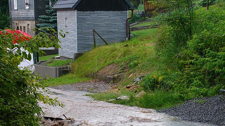 Oft macht Starkregen den Anwohnern des Steinwegs und der Wiesenstraße in Wickendorf zu schaffen. Nun will die Stadt Abhilfe schaffen.