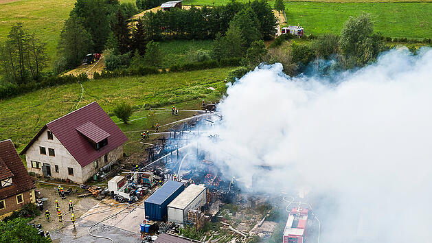 Hallenbrand ruft Feuerwehr auf den Plan