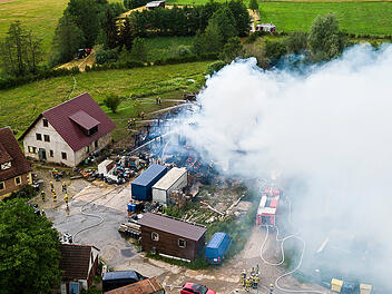 Hallenbrand ruft Feuerwehr auf den Plan