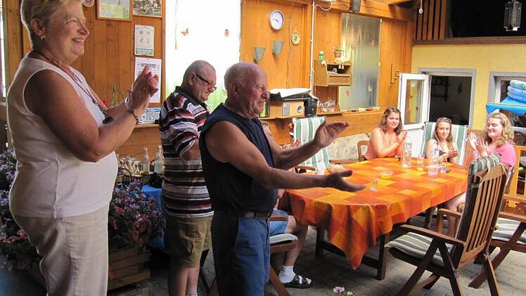 "Bravo!" Die amerikanischen Gäste Rosemarie und Dietmar Link applaudieren mit ihren Enkelinnen Ingrid, Birgit und Kelli; Zweiter von links ist "Friedel" Hans Dinkel.