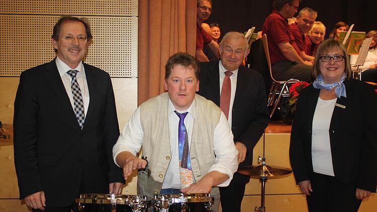 Markus freut sich über das neue Schlagzeug.