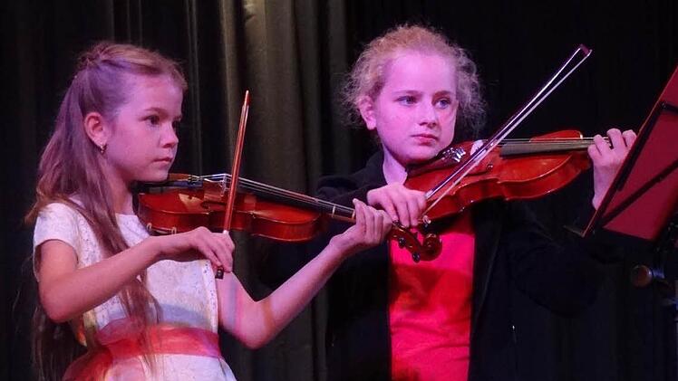 Kira Schafhauser und Rita Bartel an der Violine.