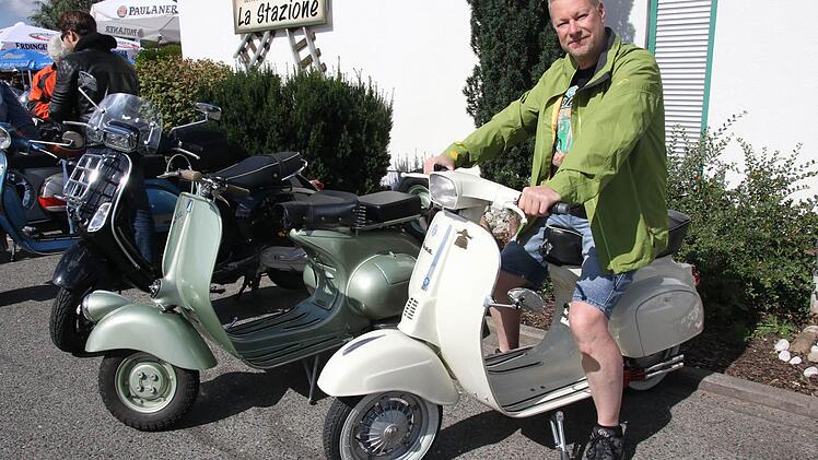 Thomas Reuß war mit seiner Vespa auch beim großen Vespa Treffen in Zell am See. Die Bezingespräche und die Ausfahrten mag er besonders. Foto: Michael Stelzner