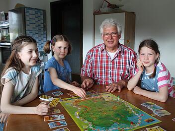 Leihopa Dieter mit Nina, Janka und Sahrah beim gemeinsamen Spielen Archivfoto: Wolfgang Desombre