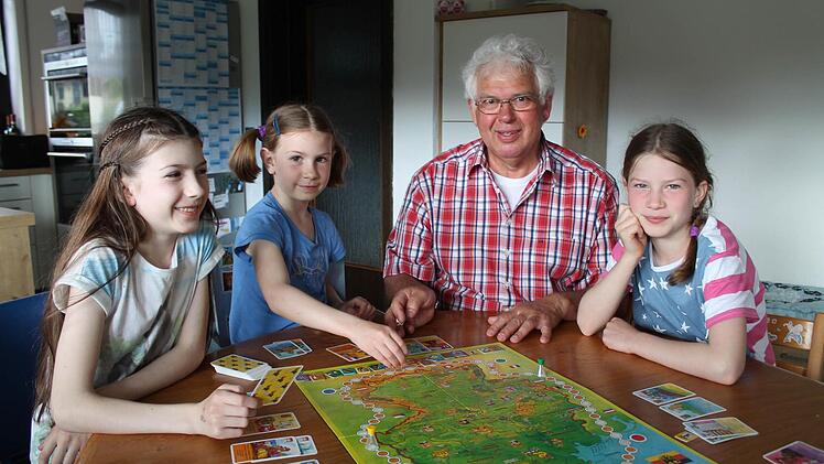 Leihopa Dieter mit Nina, Janka und Sahrah beim gemeinsamen Spielen Archivfoto: Wolfgang Desombre